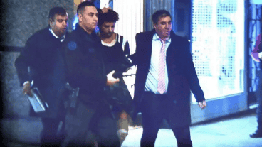 El agresor al momento que fue detenido frente a la casa de Cristina Kirchner.