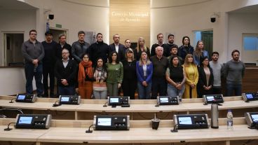 Concejales y concejalas junto al intendente Pablo Javkin.