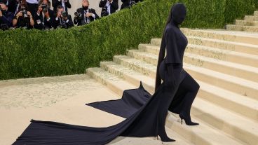 Kim Kardashian supo sorprender con su atuendo que cubría todo su cuerpo, incluyendo su rostro, para la MET Gala 2021