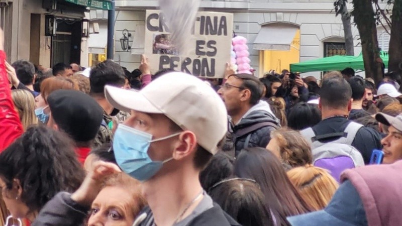 El carro de copos al lado de un cartel en defensa de Cristina Kirchner.