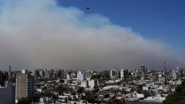 El humo en las islas visto desde el barrio Abasto y rumbo al norte.