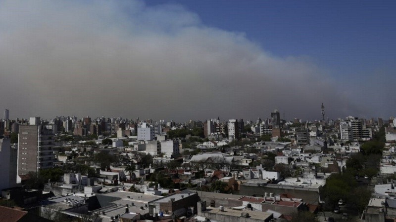 El humo en las islas visto desde el barrio Abasto y rumbo al norte.