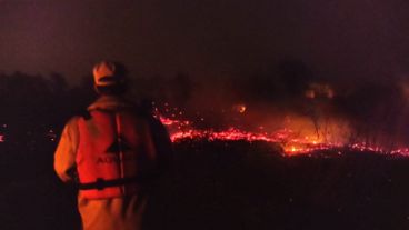 Agentes tratan de combatir el fuego desde tierra.