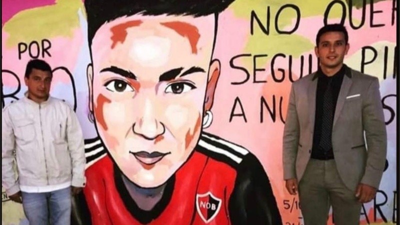 Antonio Silva y el abogado querellante Ezequiel Torres junto a un mural del chico asesinado en Pueyrredón y Garibaldi.