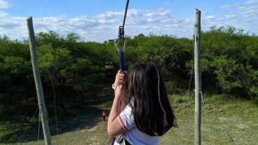 La niña cayó mientras hacía tirolesa en un parque.