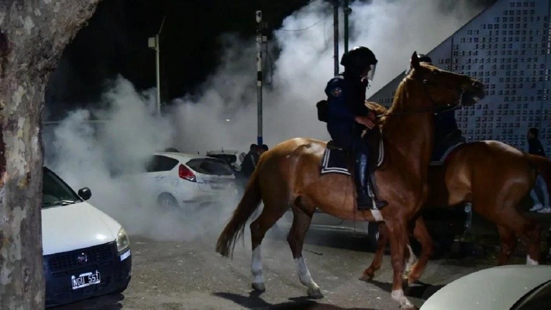 La feroz represión policial dejó como saldo un hincha muerto y más de 100 heridos.