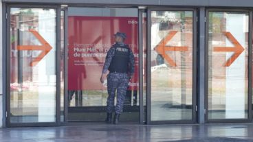 Persona especializado inspeccionaba el edificio este mediodía.