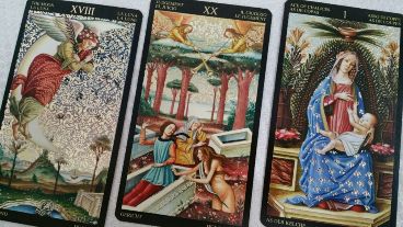 La técnica del Tarot se basa en la selección de cartas de una baraja especial, que luego son interpretadas según el orden o disposición en que fueron repartidas.