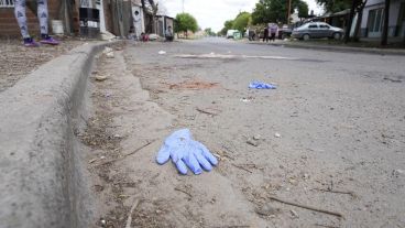 Al lado del cuerpo fue secuestrada una pistola y una vaina servida.