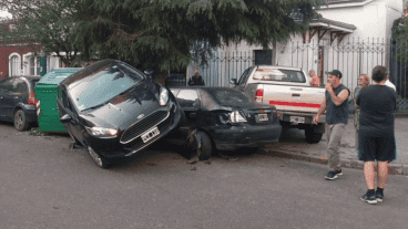 El Fiesta terminó montado sobre otro auto estacionado.