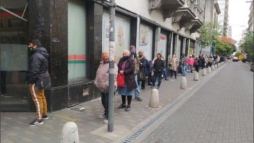 Jubilados esperando afuera de un Banco. (Foto archivo)