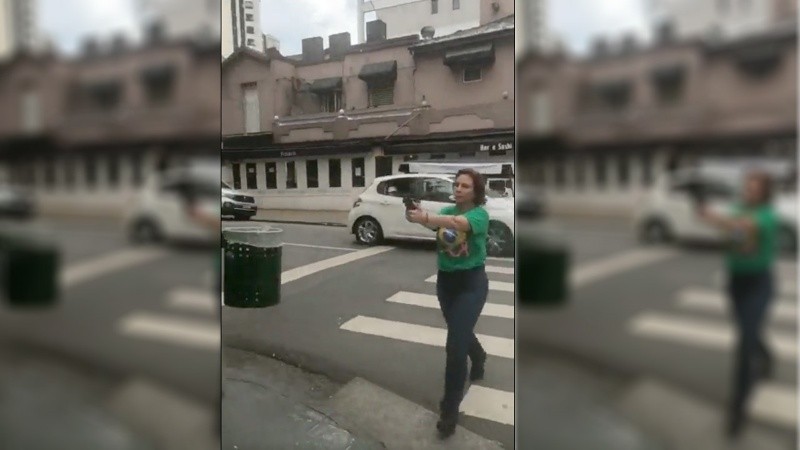 Zambelli quedó en imágenes cruzando una calle apuntando su pistola automática contra una persona en la esquina de las calles Lorena y Joaquim Eugenio de Lima,