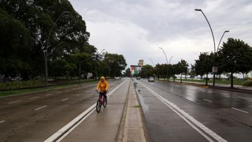 Las lluvias sorprendieron a muchos y bajaron la temperatura de la ciudad.