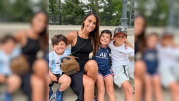 Antonella junto a Thiago, Mateo y Ciro Messi.