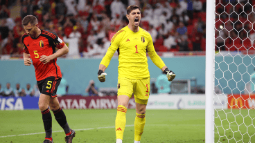 El arquero Thibaut Courtois atajó un penal en el inicio.