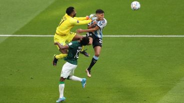 El choque entre los futbolistas sauditas se produjo en el tiempo complementario del partido.