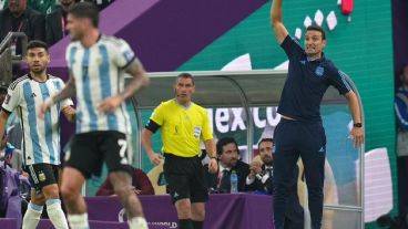 Scaloni obtuvo su primer triunfo en una Copa del Mundo como DT y busca el pasaje a octavos.