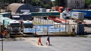 El conflicto de los trabajadores del puerto se endurece