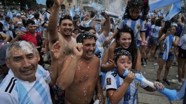 Postales del festejo albiceleste en las calles de Rosario, con la advertencia por tormentas y un calor extremo.