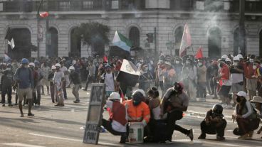 Manifestantes se enfrentan con la policía en la marcha contra Dina Boluarte.