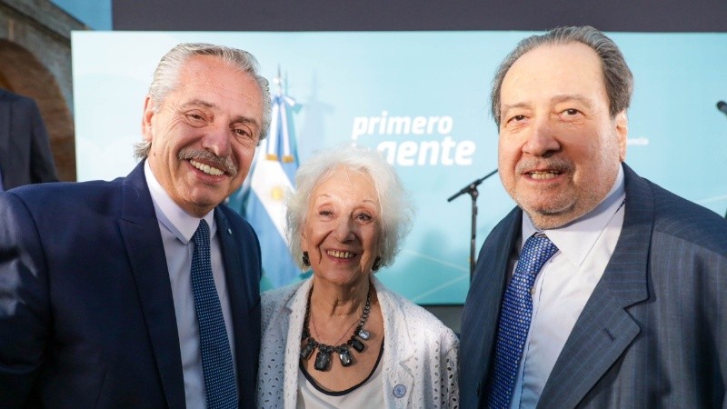 Alberto Fernández junto a Estela de Carlotto y Carlos Arslanian en la asunción de Agustín Rossi como Jefe de Gabinete