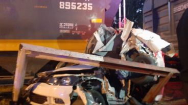 El auto quedó completamente destruido tras ser embestido por el tren.