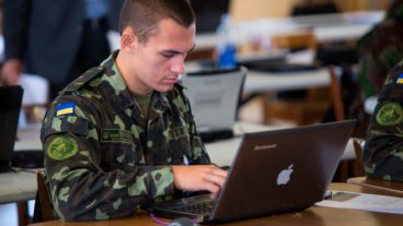 Soldado ucraniano frente a su notebook