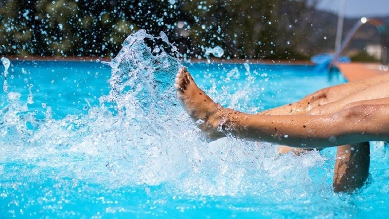  “Y eso pasa cuando tenés la piscina afuera del local al alcance de los que vienen caminando, se te meten a disfrutarla”..