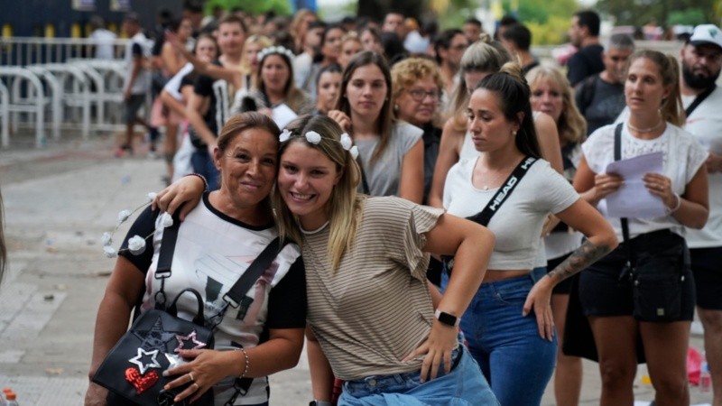 Simpatizantes en la previa del recital de Ricardo Arjona.