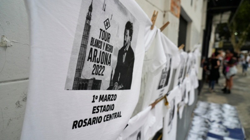 Simpatizantes en la previa del recital de Ricardo Arjona.