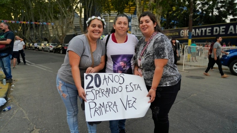 Simpatizantes en la previa del recital de Ricardo Arjona.