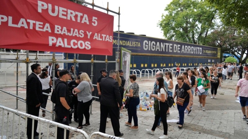 Simpatizantes en la previa del recital de Ricardo Arjona.