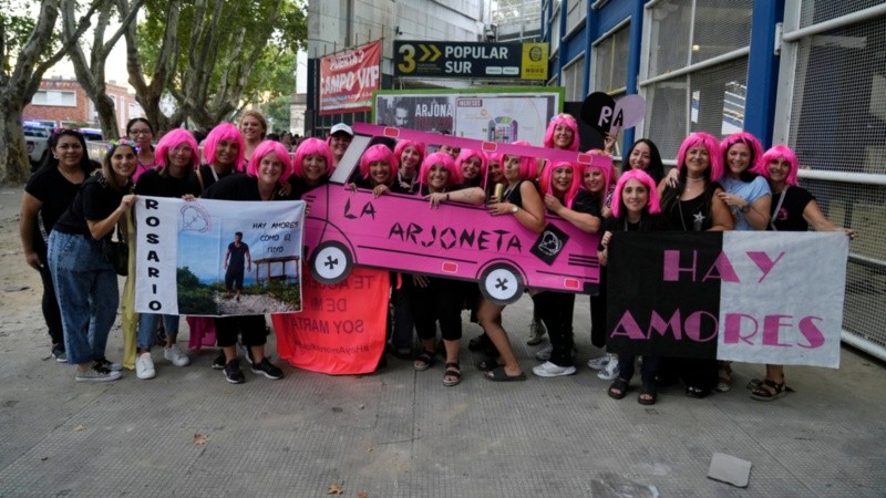 Simpatizantes en la previa del recital de Ricardo Arjona.