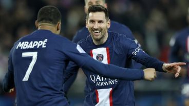 Messi celebra su gol con Mbappé en el Parque de los Príncipes.