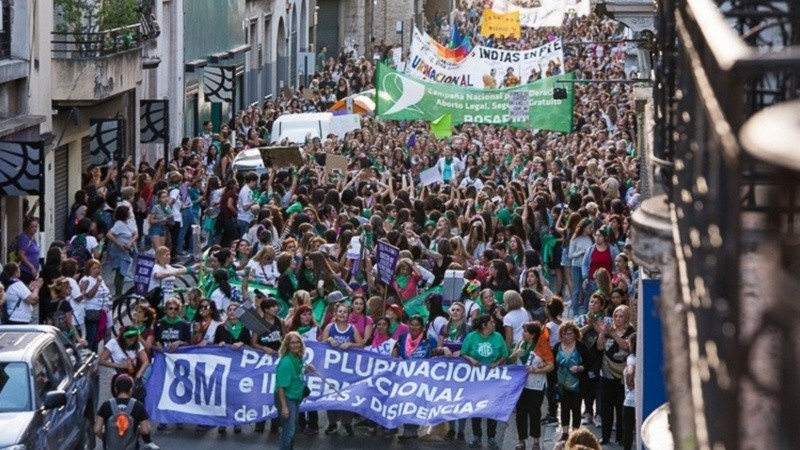 La marcha del 8M convoca multitudes cada año en la ciudad.