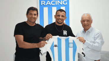 El mediocampista académico posó con el manager del club, Rubén Capria y el presidente, Víctor Blanco.