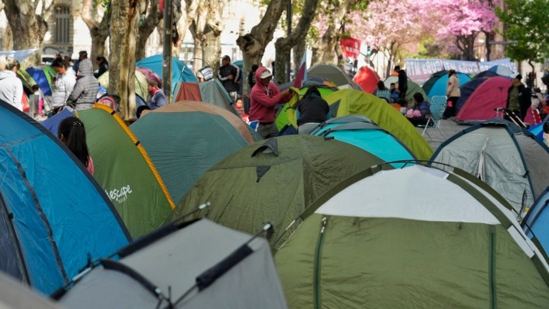 Un nuevo acampe en la Plaza San Martín desde este martes. 