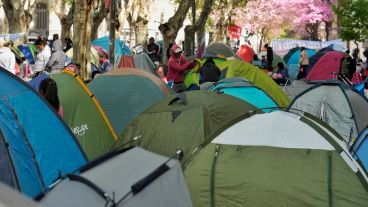 Un nuevo acampe en la Plaza San Martín desde este martes.