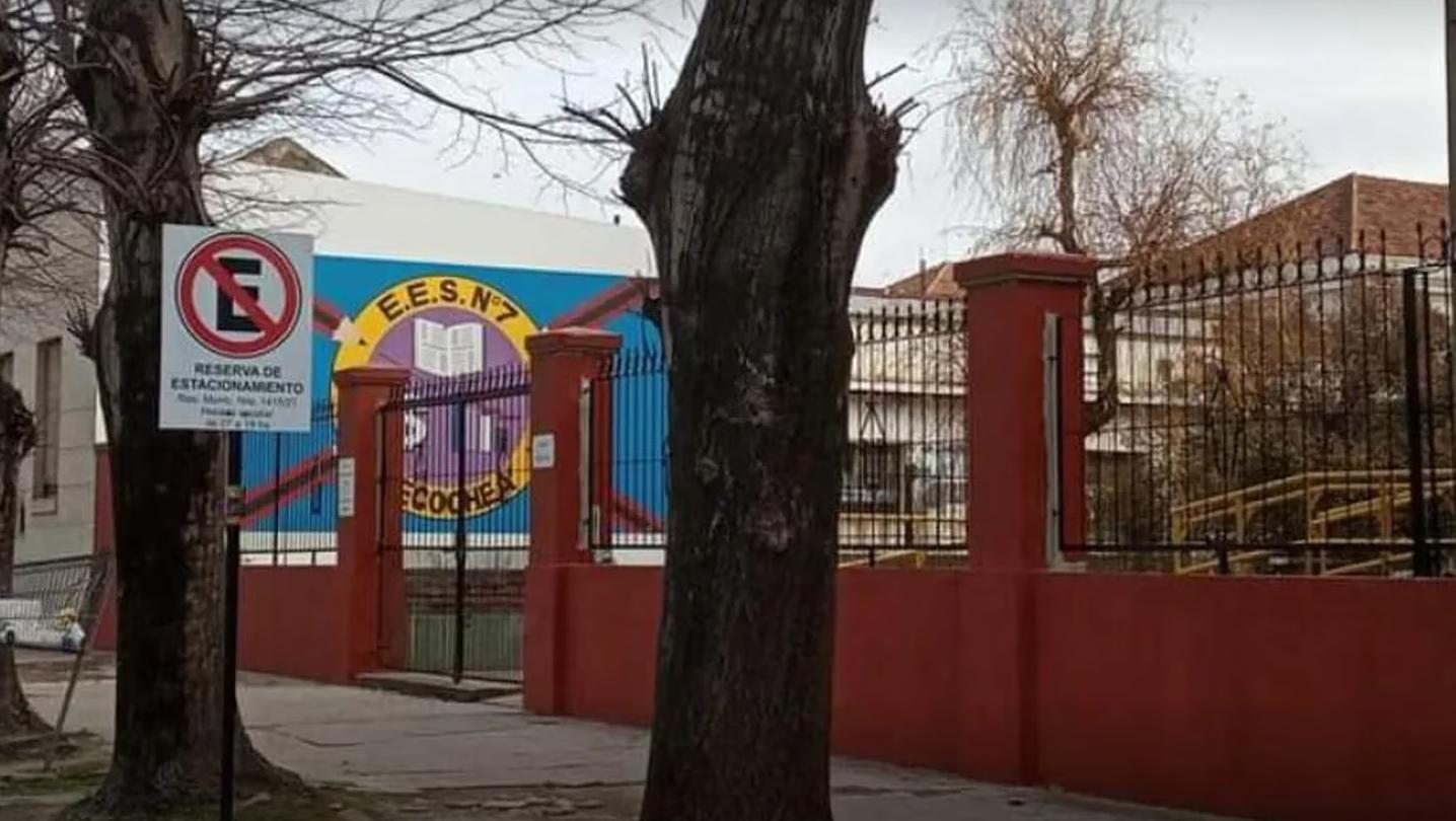 Necochea: su hija desaprobó y atacó a patadas a la docente | Rosario3