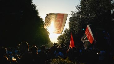 El público rojinegro iba llegando al Coloso en la tardecita rosarina.