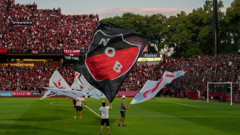 El público rojinegro desbordó el Coloso en la tardecita rosarina.