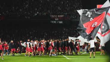 Los jugadores rojinegros y sus familiares de cara al público de Newell's.