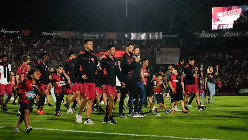 Los jugadores rojinegros y sus familiares de cara al público de Newell's.