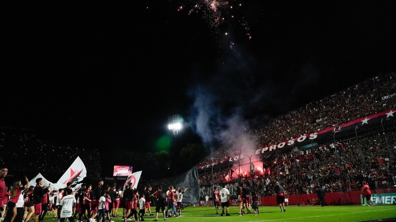 Los jugadores rojinegros y sus familiares de cara al público de Newell's.