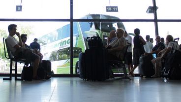 Cuatro adultos y seis chicos de Venezuela durmieron en la estación rosarina.