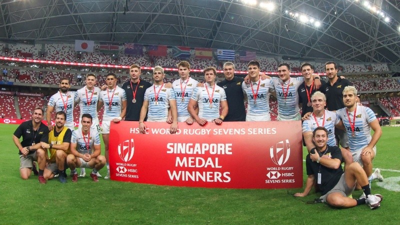 El equipo de rugby argentino Los Pumas 7s celebra la cuarta medalla de la temporada.