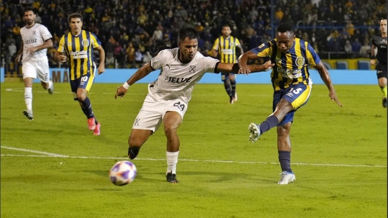 El colombiano Campaz saca el zurdazo cruzado para el 1-0.