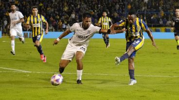 El colombiano Campaz saca el zurdazo cruzado para el 1-0.