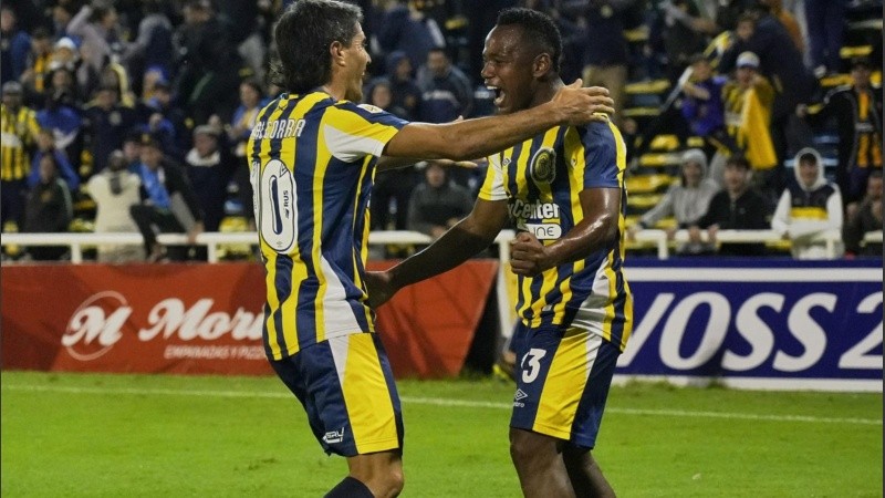 Campaz y Malcorra celebran el gol del triunfo.