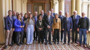 El ministro de Ciencia y Tecnología, Daniel Filmus, junto a investigadores y becarios del Conicet.